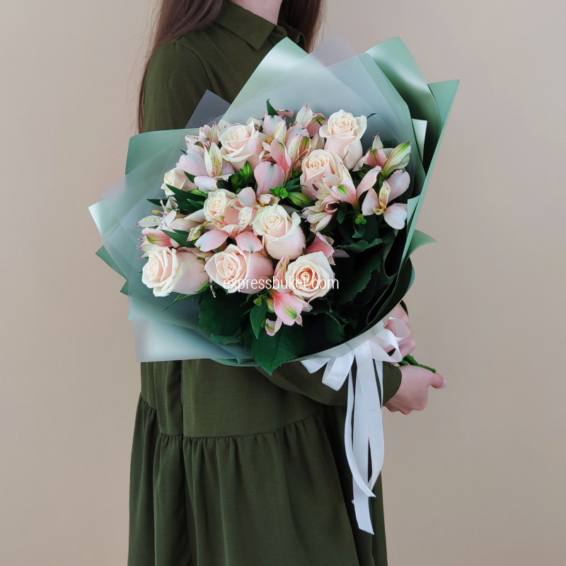 Букет из 9 роз сорта Талеа с альстромериями