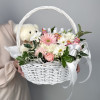 Корзина с игрушкой и цветами