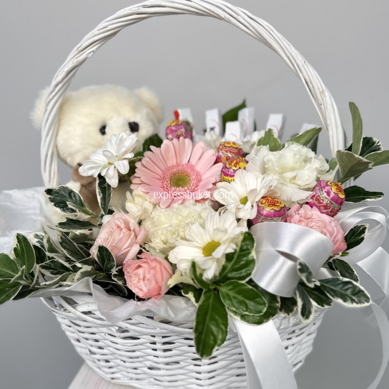 Корзина с игрушкой и цветами